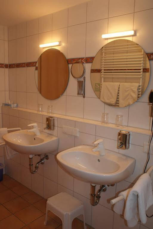 Autenrieder Brauereigasthof Ichenhausen Ngoại thất bức ảnh